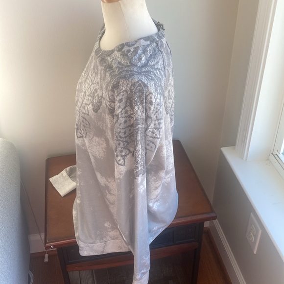 Como Vintage gray & white long sleeve printed faux lace top size XL NWT - Picture 8 of 10